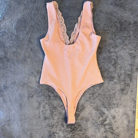Free People Intimately Bodysuit Small Rose Pink Ribbed Lace V-Neck Thong Boho - Picture 3 of 5
